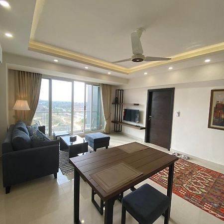 01 Bhk Condo In Front Of Centorus Islamabad Exterior photo