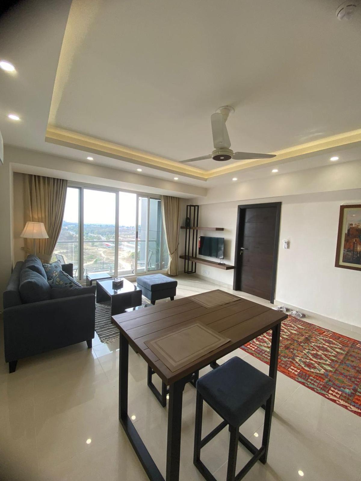 01 Bhk Condo In Front Of Centorus Islamabad Exterior photo